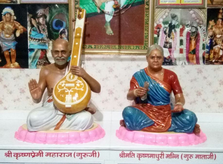 Krishna Premi Wiki, Age, Wife, Children, Family, Biography, Death Cause & More 6 The sculpture of Krishna Premi and his wife Krishna Madhuri