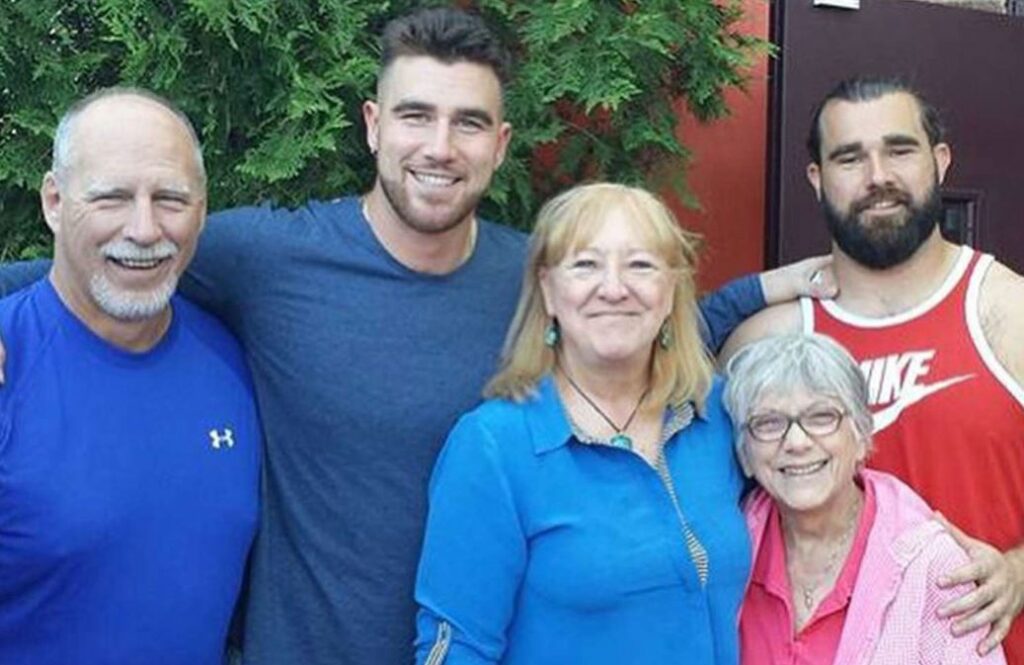 Travis Kelce Wife, Girlfriend, Height, Weight, Age, Net Worth, Family & BIO 5 Travis Kelce with his family