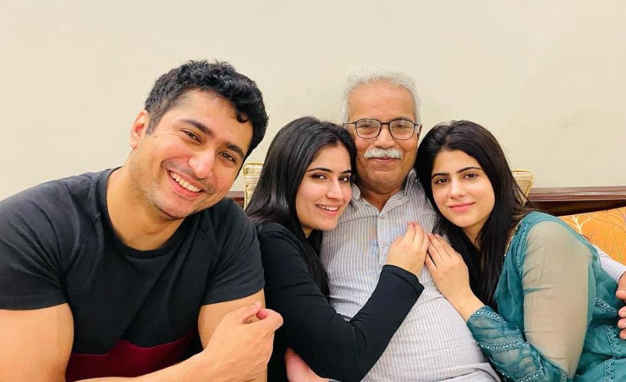 Aroob Jatoi Age, Wiki, Husband, Sisters, Parents, Net Worth, Height, Biography & More 2 Aroob Jatoi with her family