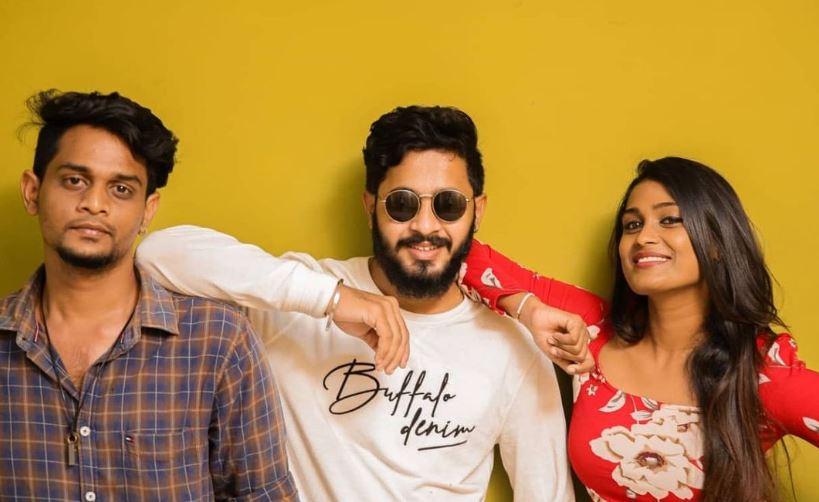 Poornima Ravi Age, Wiki, Height, Boyfriend, Bigg Boss, Parents, Birthday, Movies & More 11 Poornima Ravi with her friends