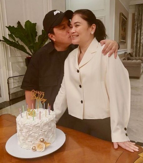 Elizabeth Tjandra (Erick Thohir's Wife) Wiki, Biography, Age, Children, Family, Nationality, Height, Weight, Net Worth, Career, and More 3 Elizabeth with her Husband Erick