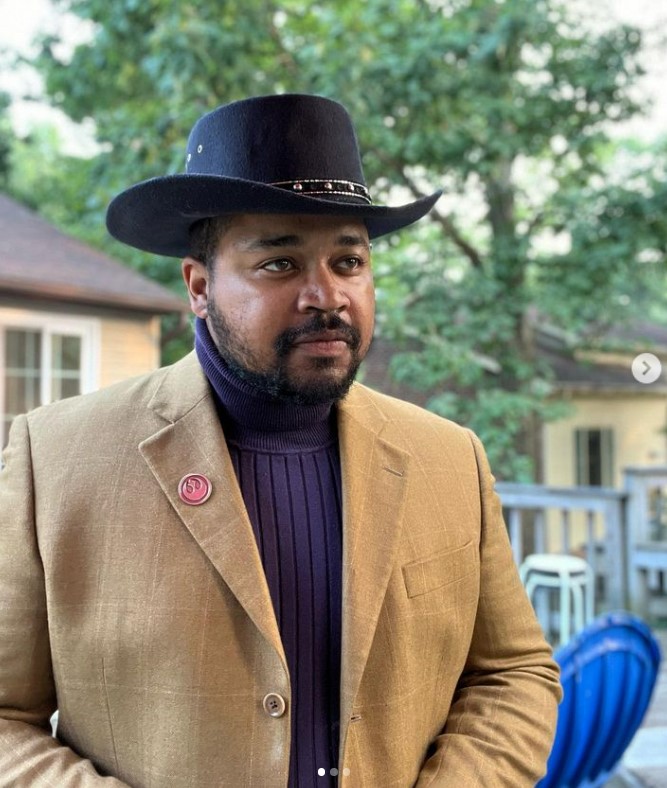 MaceAhWindu (TikTok Star) Wiki, Biography, Height, Weight, Age, Wife, Net Worth, Family, Career & More 2 MaceAhWindus real name is Kevin Jones