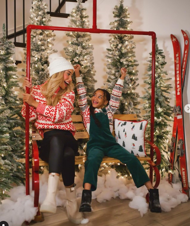 Raven Elyse (YouTube Star) Wiki, Biography, Height, Weight, Age, Boyfriend, Net Worth, Family, Career & More 3 Raven Elyse and her daughter Ziya Walker