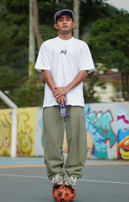 ZeemAhmad (Freestyle Footballer) Wiki, Biography, Height, Weight, Age, Wife, Girlfriend, Net Worth, Family, Career & More 4 ZeemAhmad physical appearance